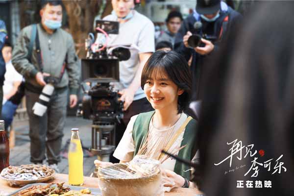 谭松韵电影《再见，李可乐》剧照 片场开心.jpg
