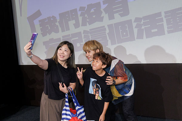 1716790564469605.jpg 8鼓鼓和歌迷合照.jpg