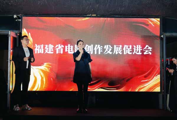 创会会长、出品人、制片人、七印象公司董事长,著名演员梁静.JPG